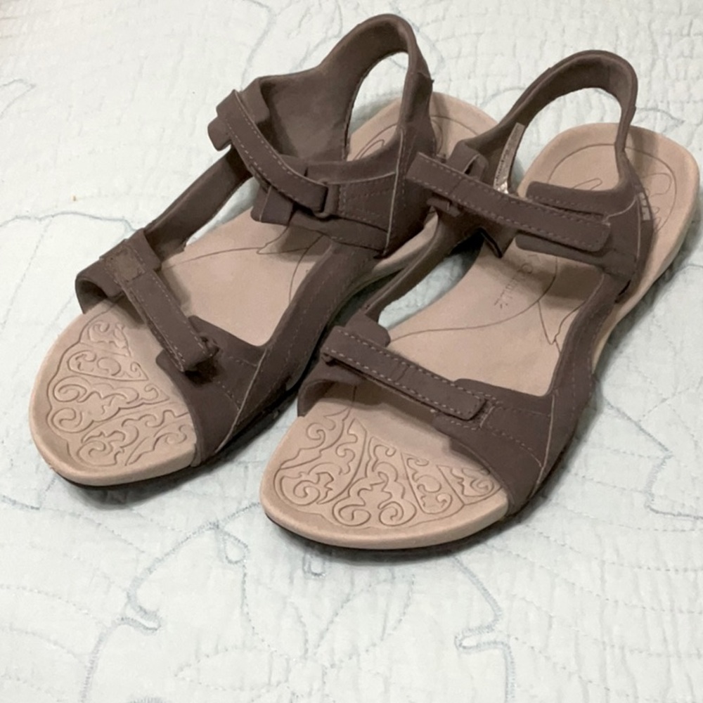 Columbia Lightweight Water Sandals with Velcro Straps.Sz 10